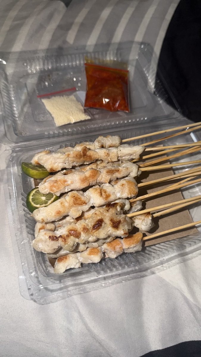Asunazr's tweet photo. 3 Juni 26, 1:12

Seporsi taichan? Nope, seporsi perjuangan seorang tulang punggung keluarga

Makan sambil nangis 😭🥲￼

For the context

Bapaknya ga bisa di hubungin sama sekali setelah makanannya jadi, sampai akhirnya resto telfon aku

Aku coba chat drivernya, di read, akhirnya ku telfon & bapaknya bilang ga ada orderan masuk di hp nya 🙃

Resto telfon lagi, karna makanan jadi udah nunggu cukup lama sampai akhirnya mau ganti driver, tapi dari grab ga ada opsi ganti driver 🥲🥲￼

Long short story, ternyata yang dateng sekorang bapak yang sudah cukup tua, pas di tanya belau bilang sudah berusia 64 tahun

Beliau cerita aplikasi/hpnya sempat error beberapa kali & cuma bisa terima telfon & balas chat di aplikasi tapi ga keliatan ada orderan masuk

Pihak resto juga cerita, bapaknya bilang beliau suka tidur dimana aja & kerja sampai pagi jika ada orderan￼

Di saat semua orang di usianya jam gini udah tidur tapi beliau masih kerja 😭😭 tadi bapaknya pakai jacket 2 lapis karna katanya takut masuk angin

Warga thread doain yuk semoga bapak A sehat, bisa benar-benar menikmati masa tuanya, di jaga dalam lindungan-Nya dimanapun Pak A berada, ga ketemu customer 'aneh' & selalu ketemu banyak orang baik di sepanjang hidupnya✨😭

Amin. Amin. Amin. Sedih bgt. Ngetik gini aja sambil ngunyah taichan sambil nangis. 😭🥲￼

cc : zhazizuh