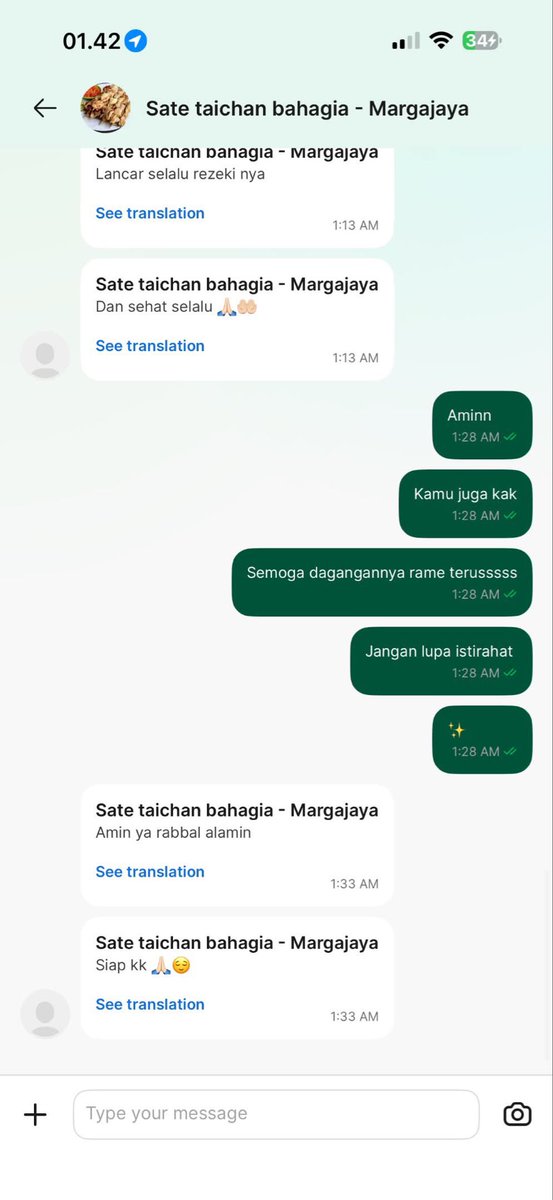 Asunazr's tweet photo. 3 Juni 26, 1:12

Seporsi taichan? Nope, seporsi perjuangan seorang tulang punggung keluarga

Makan sambil nangis 😭🥲￼

For the context

Bapaknya ga bisa di hubungin sama sekali setelah makanannya jadi, sampai akhirnya resto telfon aku

Aku coba chat drivernya, di read, akhirnya ku telfon & bapaknya bilang ga ada orderan masuk di hp nya 🙃

Resto telfon lagi, karna makanan jadi udah nunggu cukup lama sampai akhirnya mau ganti driver, tapi dari grab ga ada opsi ganti driver 🥲🥲￼

Long short story, ternyata yang dateng sekorang bapak yang sudah cukup tua, pas di tanya belau bilang sudah berusia 64 tahun

Beliau cerita aplikasi/hpnya sempat error beberapa kali & cuma bisa terima telfon & balas chat di aplikasi tapi ga keliatan ada orderan masuk

Pihak resto juga cerita, bapaknya bilang beliau suka tidur dimana aja & kerja sampai pagi jika ada orderan￼

Di saat semua orang di usianya jam gini udah tidur tapi beliau masih kerja 😭😭 tadi bapaknya pakai jacket 2 lapis karna katanya takut masuk angin

Warga thread doain yuk semoga bapak A sehat, bisa benar-benar menikmati masa tuanya, di jaga dalam lindungan-Nya dimanapun Pak A berada, ga ketemu customer 'aneh' & selalu ketemu banyak orang baik di sepanjang hidupnya✨😭

Amin. Amin. Amin. Sedih bgt. Ngetik gini aja sambil ngunyah taichan sambil nangis. 😭🥲￼

cc : zhazizuh