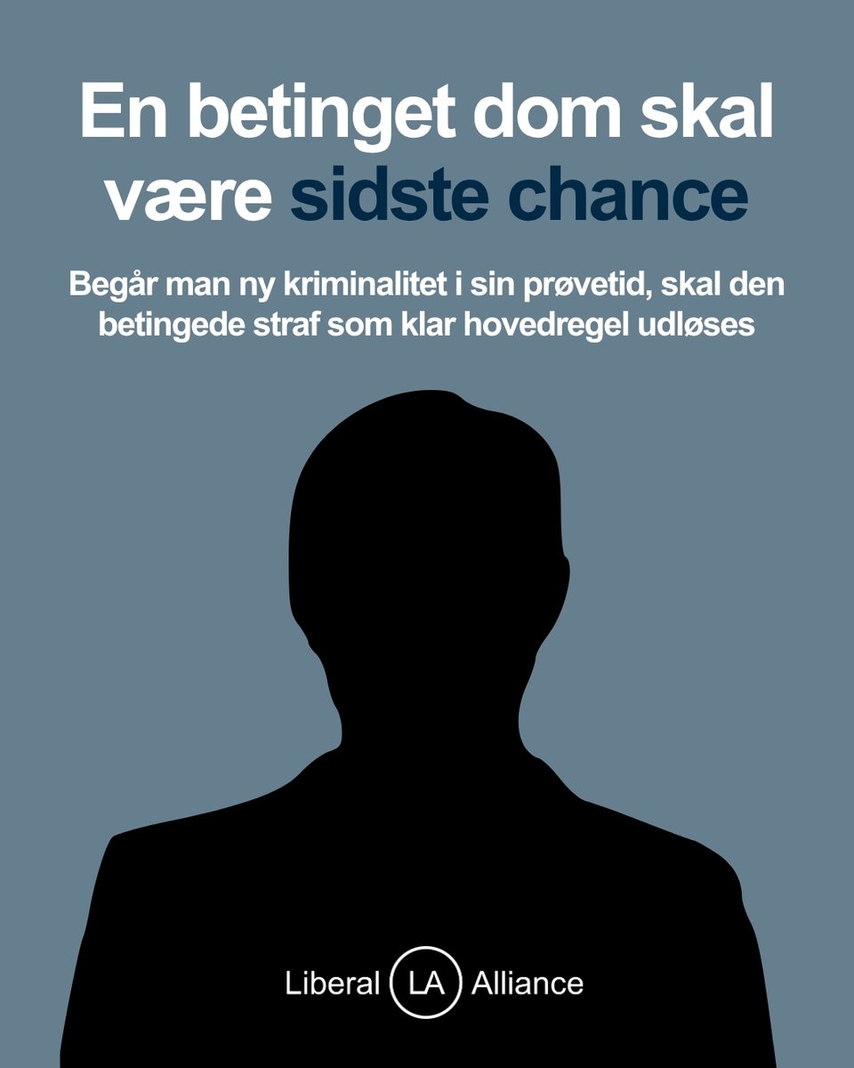 LiberalAlliance's tweet photo. I 2020 var Helmi Mossa Hameed skyld i et dødeligt færdselsuheld.

På det tidspunkt havde han allerede fire betingede domme bag sig.

Fire advarsler. Fire chancer. Alligevel var han stadig på fri fod.

Sådan bør det ikke være.

En betinget dom skal være en sidste chance – ikke begyndelsen på en lang række nye. Begår man ny kriminalitet i prøvetiden, skal den betingede straf som klar hovedregel udløses. Uanset om den nye dom handler om tyveri, vold eller svindel.

De lovlydige skal kunne føle sig trygge.

Væk fra gaden. Ind at sidde.

Læs vores forslag om en ny strafpakke via link i kommentarsporet.