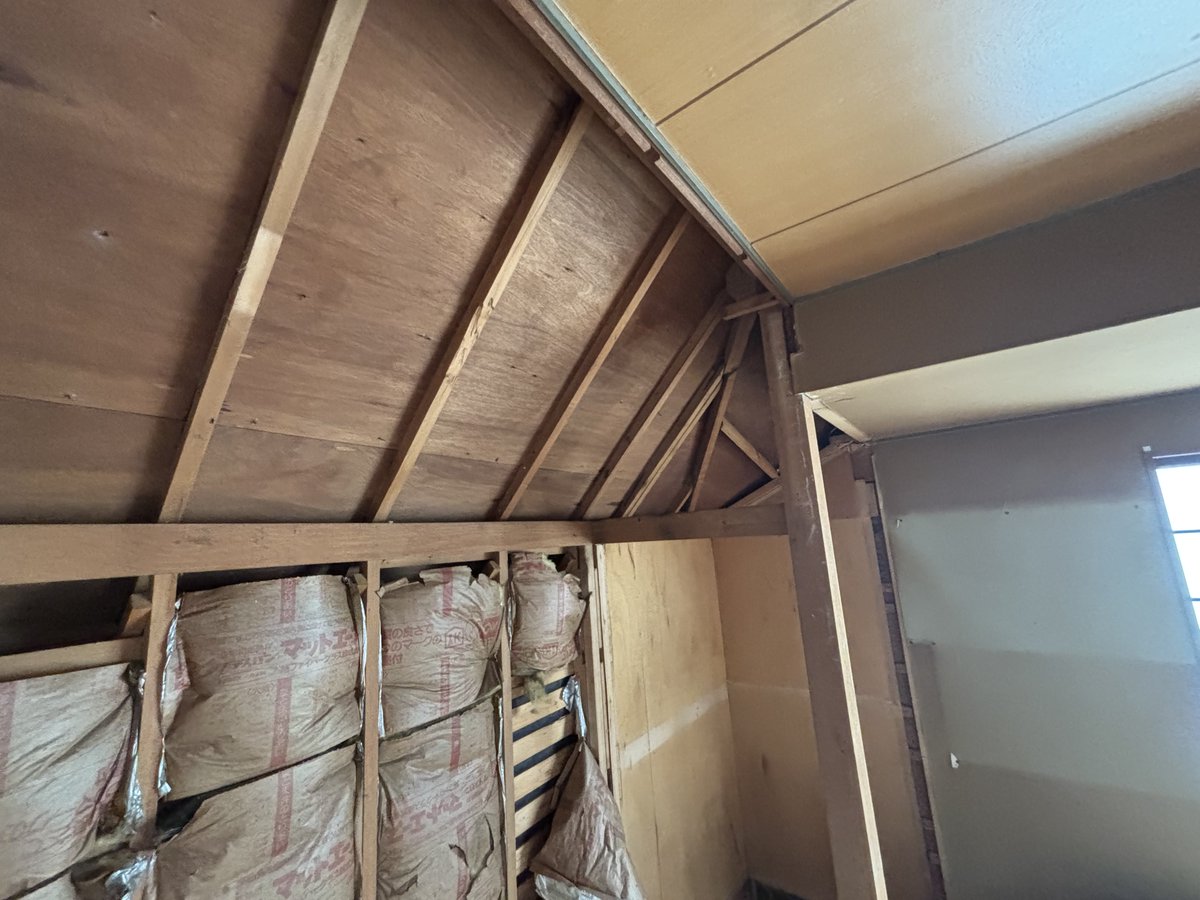 cocominka's tweet photo. 【民泊予定】
新規物件！
新宿区大久保の木造2階建住居🏠
築40年越えの昭和の建物。

解体が進んでおります。
新しい間取りを踏まえつつ、
使える部分を残し、不必要な部分を撤去👍 https://t.co/wUArj4wzRJ