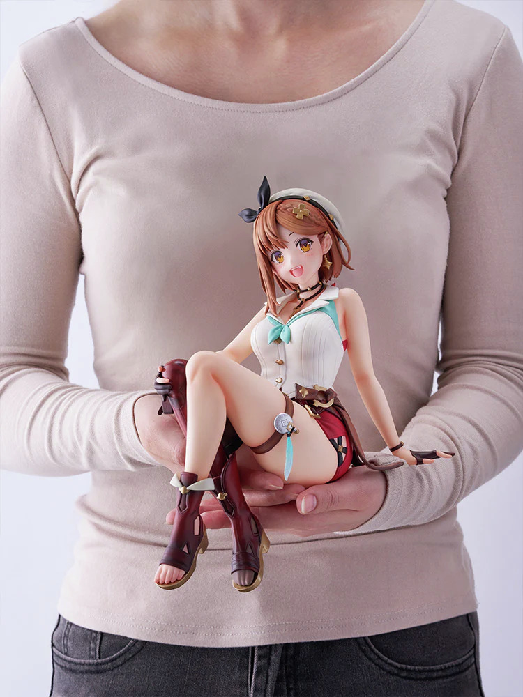 denfaminicogame's tweet photo. 『ライザのアトリエ２』ライザが全高約19cmのデカすぎる“ヌードルストッパー”に。ただし、カップ麺の蓋を押さえることは想定していない
https://t.co/NxOCRG2aRI

上着を脱いだスタイルでちょこんとすわる、ヘルシーで開放感あふれるスタイル。予約は9月15日まで https://t.co/NWgMrhpwb3