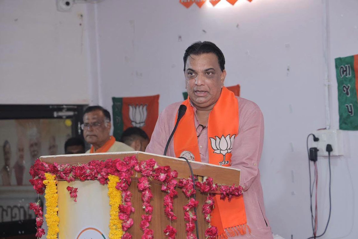 iMayankDesai's tweet photo. શહેરા વિધાનસભાના લોકપ્રિય ધારાસભ્ય શ્રી જેઠાભાઇ ભરવાડ તેમજ અન્ય વિવિધ મહાનુભાવો, હોદ્દેદારો અને કાર્યકર્તાઓ ઉપસ્થિત રહ્યાં.
#One_Day_One_Assembly https://t.co/K1S1YSUIa7