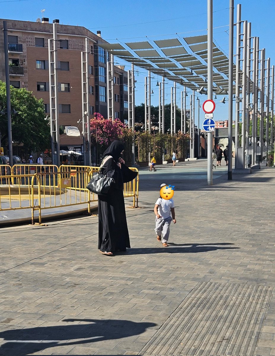 XFargas's tweet photo. Pl. Volta Ciclista a Catalunya (Sants). Ple de nouvinguts i ganduls amb al·lèrgia a treballar. Gràcies Collboni i Sánchez, gran "enriquiment". El repartiment és collonut: jo a pencar, ells a viure del 'cuentu' i de la subvenció, i vosaltres a espoliar-nos per pagar la festa. https://t.co/NugLXYPyX2