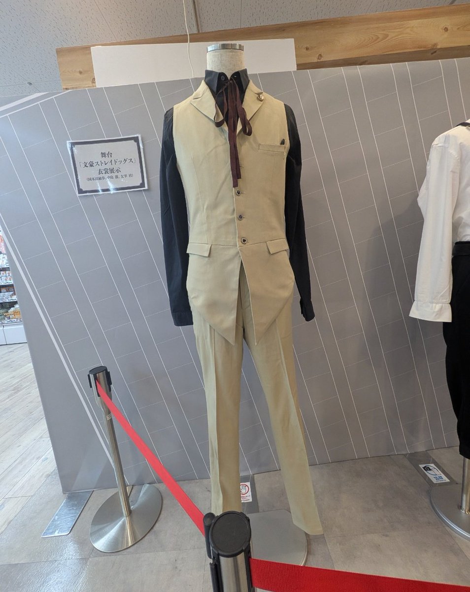darudaru_en's tweet photo. これは過去にたまたま出会った衣装展示…
袖のところの汚れに喜んでしまうオタク…… https://t.co/JSVDBQCJ2D