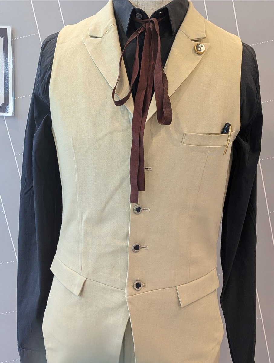 darudaru_en's tweet photo. これは過去にたまたま出会った衣装展示…
袖のところの汚れに喜んでしまうオタク…… https://t.co/JSVDBQCJ2D