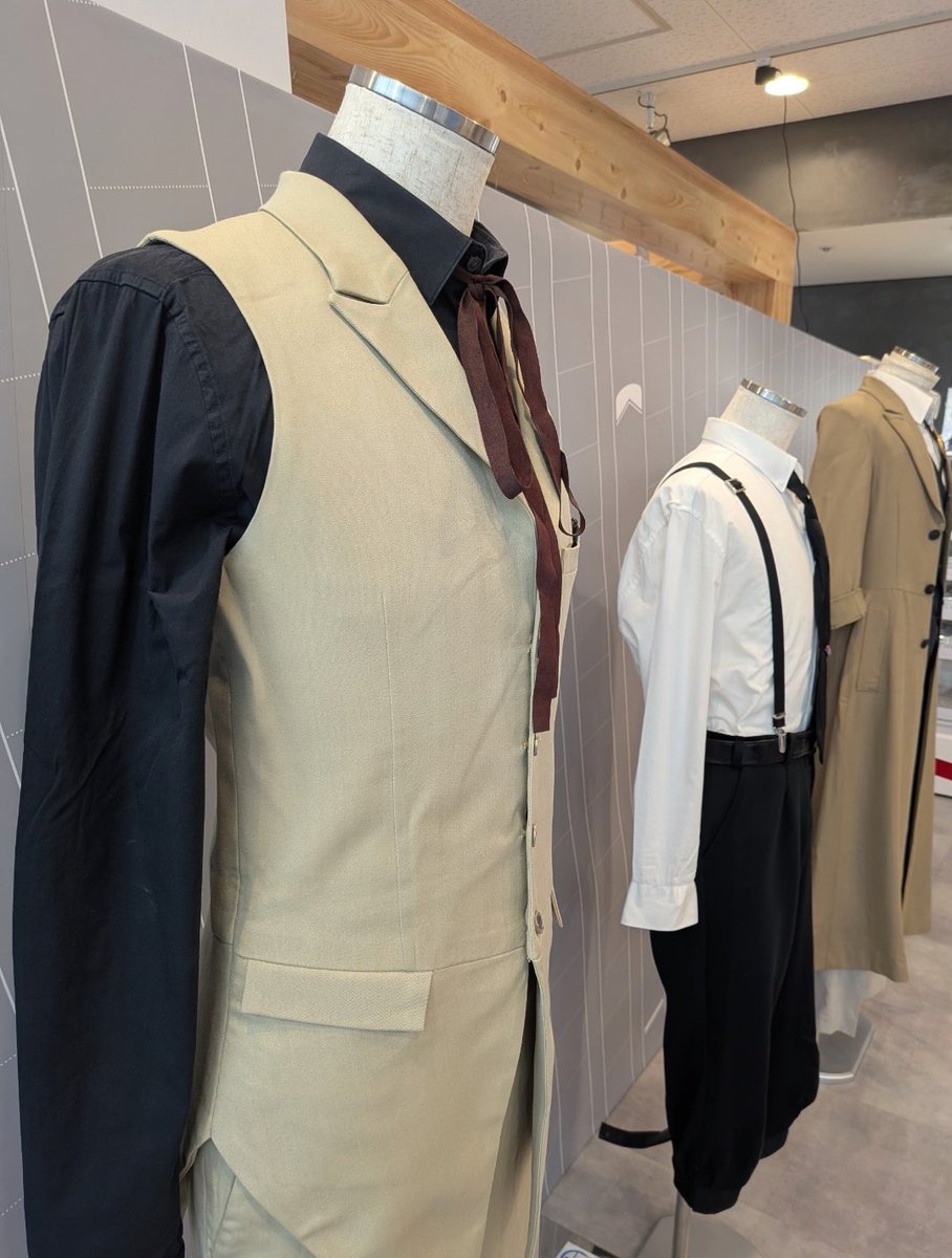 darudaru_en's tweet photo. これは過去にたまたま出会った衣装展示…
袖のところの汚れに喜んでしまうオタク…… https://t.co/JSVDBQCJ2D