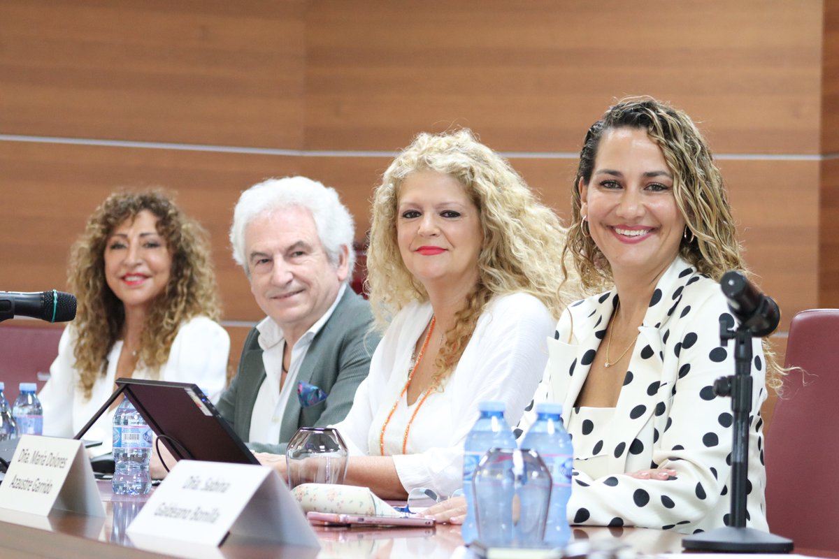 AeafaAbogados's tweet photo. 🔴Pregunta Javier Pérez Martín: ¿Qué pasa cuando se extingue el derecho de uso de la vivienda tras un divorcio, pero uno de los excónyuges se niega a marcharse? 
🟢Responde @Lola_Azaustre: Se puede pedir una indemnización por la continuación en el uso exclusivo del inmueble pero.... Para que fructifique, el Supremo exige antes un requerimiento reclamando el disfrute del inmueble por turnos.
Jornadas @AlmeriaAbogados & AEAFA