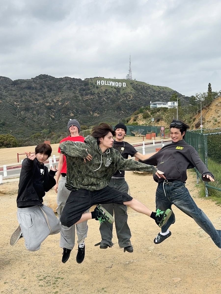 jj_uhooni's tweet photo. 데뷔초는 진짜 압도적으로 이상한 단체사진이 많은 듯 https://t.co/E5QkS8rGBz