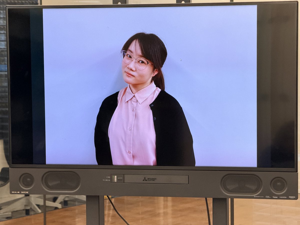 SchoolJCA's tweet photo. ┏━━━━━━━━━━━━━━┓ 🎓 この先生どんな先生？ ✏️ ┗━━━━━━━━━━━━━━┛

今日の授業は架空の先生の写真を見て「どんな人に見えるのか？」チームで考えました

よかった回答はこちら👇

🥇 別解を許さない 🥇 クリーム色のラパンに乗っている 🥇 学校の電気代をめちゃめちゃ気にする
🥇 足音でわかる

#人力舎 #プロダクション人力舎 #スクールJCA #JCA #養成所 #お笑い