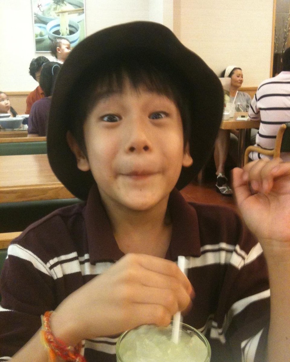 glitteronsunday's tweet photo. เป็นคนที่ถ่ายรูปกับอะไรก็น่ากิน ตะแกรงเปล่ากุยังอยากกินเลยเอางี้ https://t.co/vArQQ7xDzd