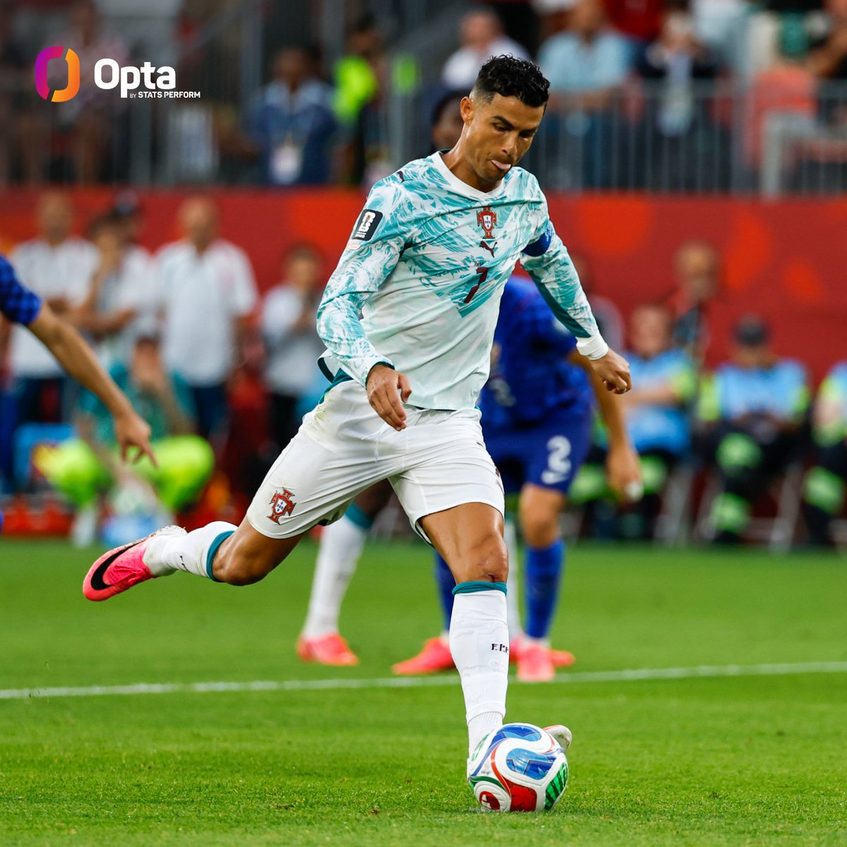OptaJoe's tweet photo. 4 - Including shoot-outs, Cristiano Ronaldo has now scored penalties at major tournaments for 🇵🇹 Portugal as a teenager (1), in his 20s (2), in his 30s (8) and in his 40s (1).

Perennial. https://t.co/LqsjR1bORZ
