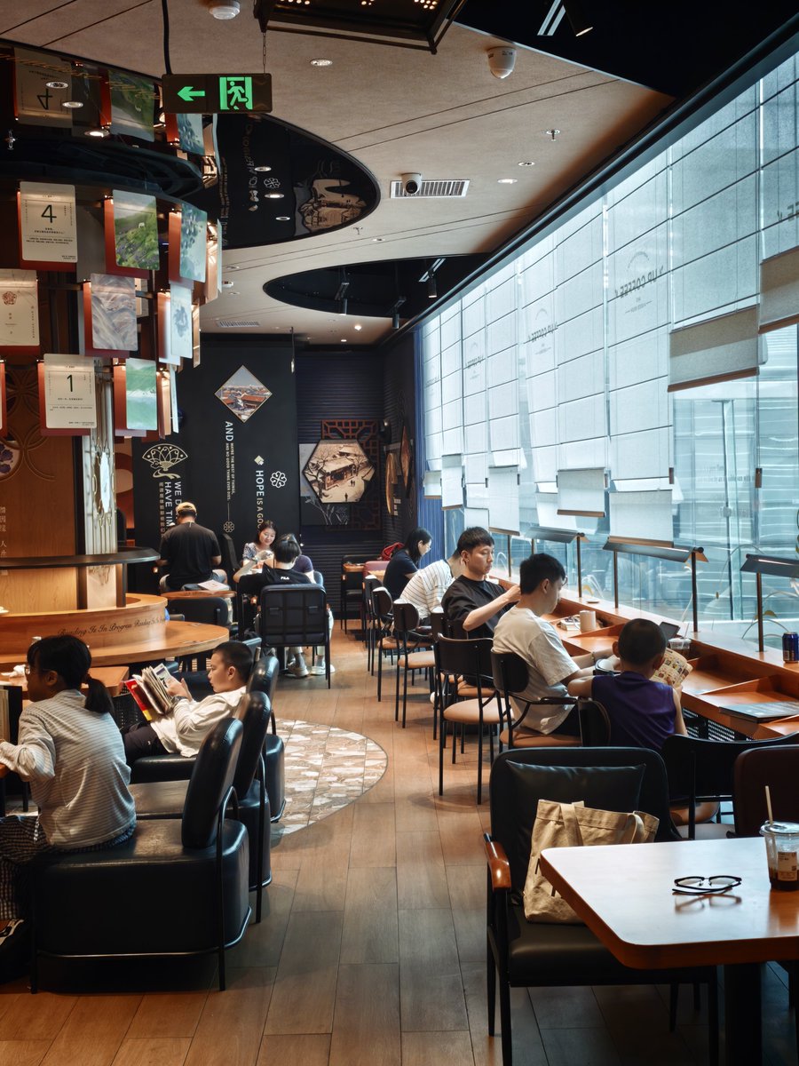 yihui_indie's tweet photo. 再来给大家安利一个北京，工作日我喜欢的办公咖啡店，颐堤港的西西弗矢量咖啡。他们家重新装修了之后，有很���长桌带电源的座位，网络也很快。

出门10米之内，是商场洗手间和麦当劳，全包！

最棒的是你等待Agent在干活的时候，可以去旁边书店逛逛，看纸质书放松下眼��👀📚 https://t.co/rvT4m4pZ1k