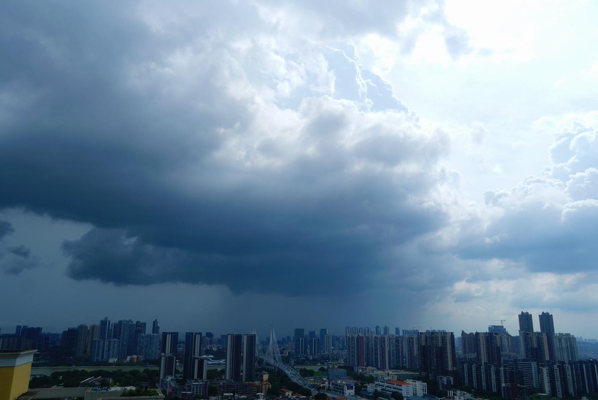 mengmengpx's tweet photo. The typhoon is coming. https://t.co/KtYnoRyuCe