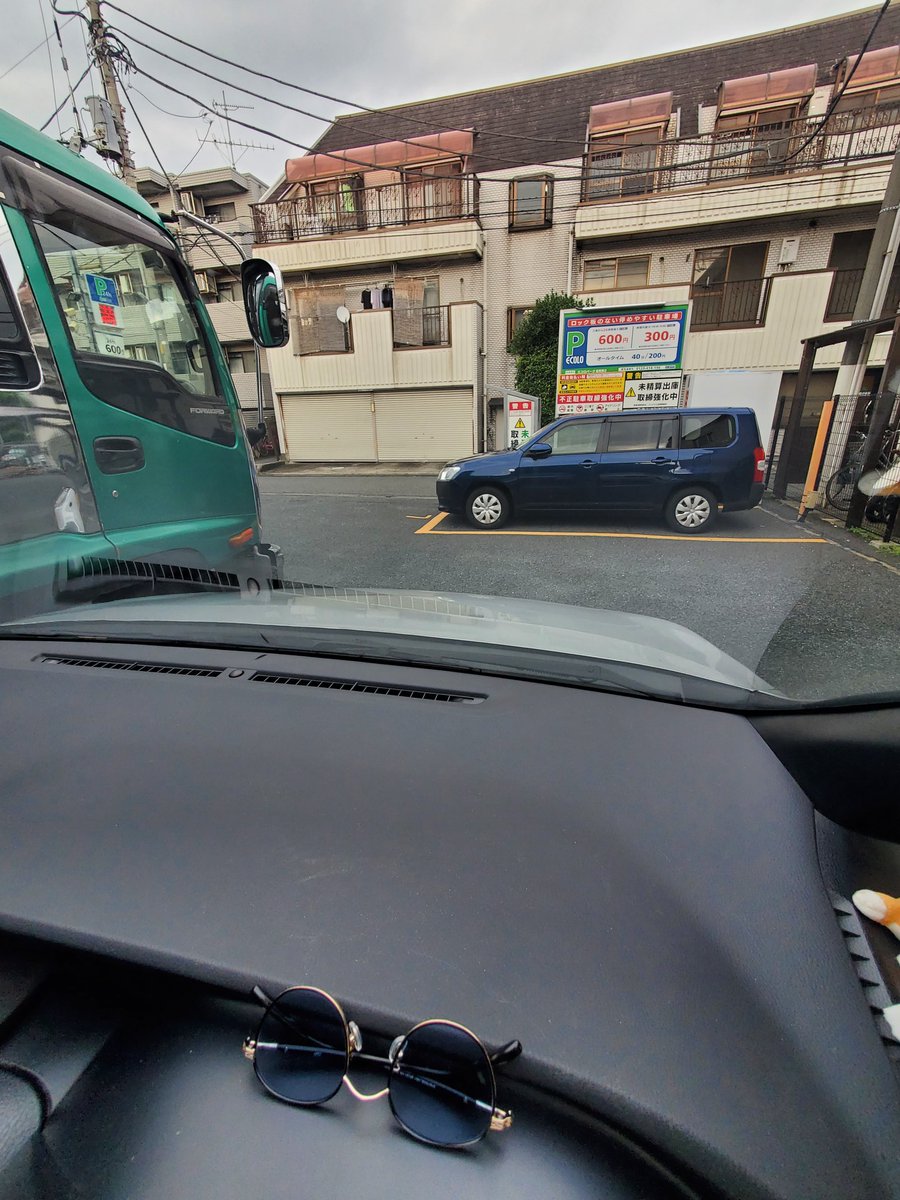 saitamacleaning's tweet photo. ねぇ!!駐車場から出られない気がする!!
もっとさがれよ!!
お金払って出られなかったらどうすんのよ😭 https://t.co/7lfbjsG5VG