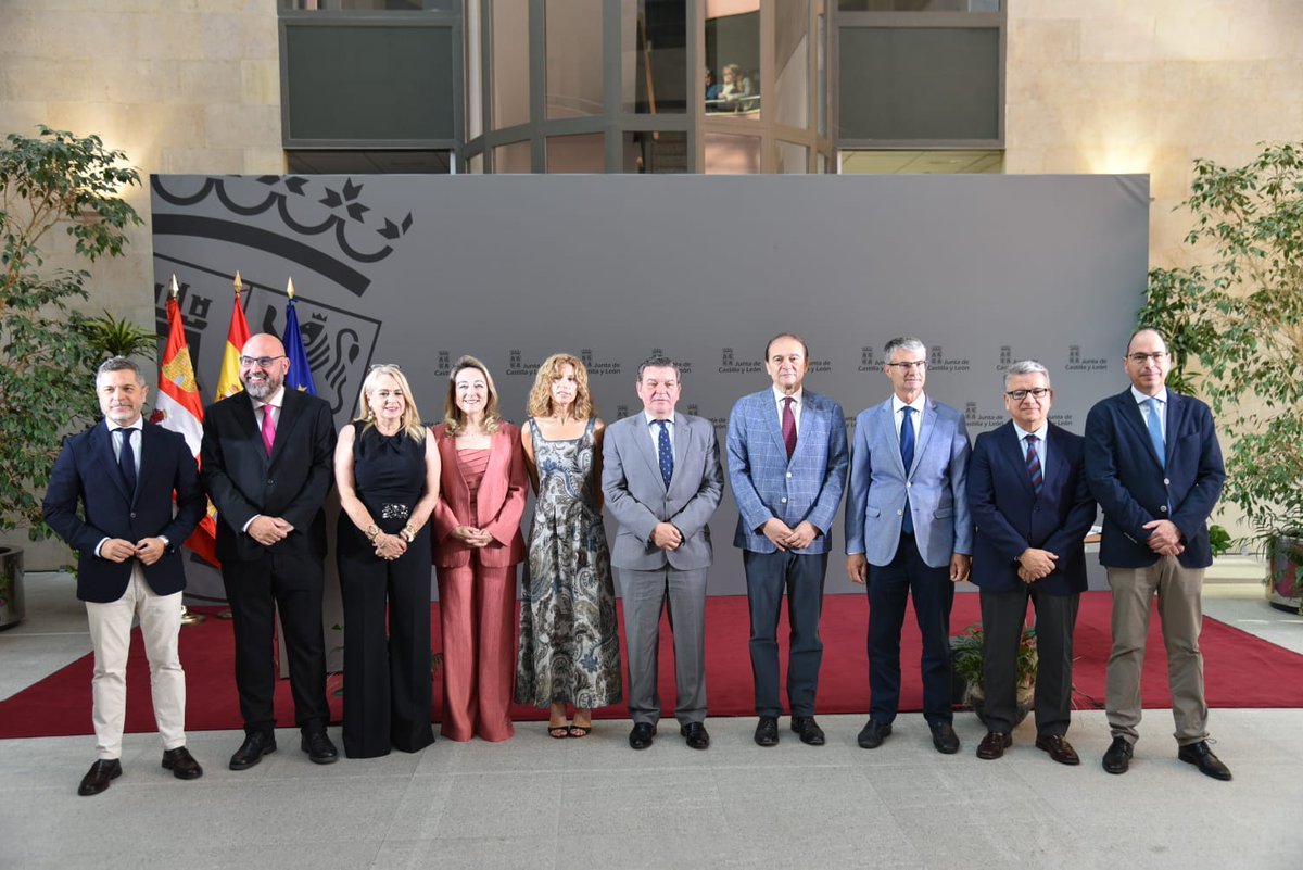 luismiggago's tweet photo. Hoy queda constituido el Consejo de Dirección de la Consejería de la Presidencia de @jcyl para esta legislatura, con especial reconocimiento a la dedicación de los que no continúan. Un equipo con experiencia, y que trabajará incansablemente por #CastillayLeón y sus ciudadanos. https://t.co/6zHJOP9iHJ