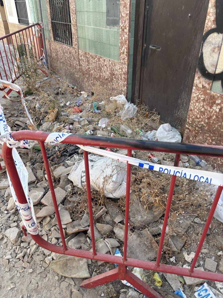 SanAgustinBrrio's tweet photo. Estado de acerado calle Montero , lleva casi un año así, no os da vergüenza?? @jmbellidoroche @ayuncordoba_es @sadecocordoba @MRuizMadruga , de quien es competencia quitar esa basura y escombros? https://t.co/ViRJuxGqgZ