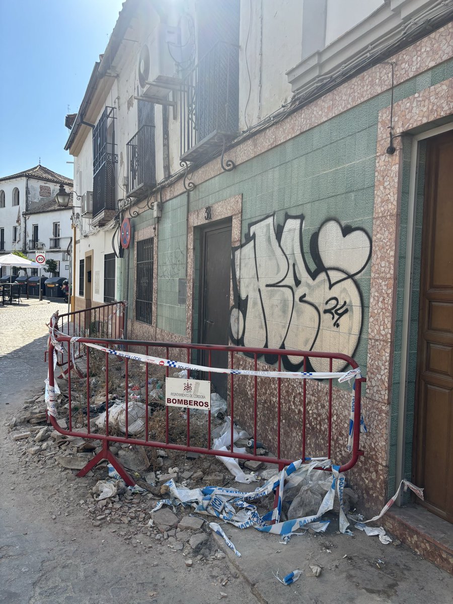 SanAgustinBrrio's tweet photo. Estado de acerado calle Montero , lleva casi un año así, no os da vergüenza?? @jmbellidoroche @ayuncordoba_es @sadecocordoba @MRuizMadruga , de quien es competencia quitar esa basura y escombros? https://t.co/ViRJuxGqgZ