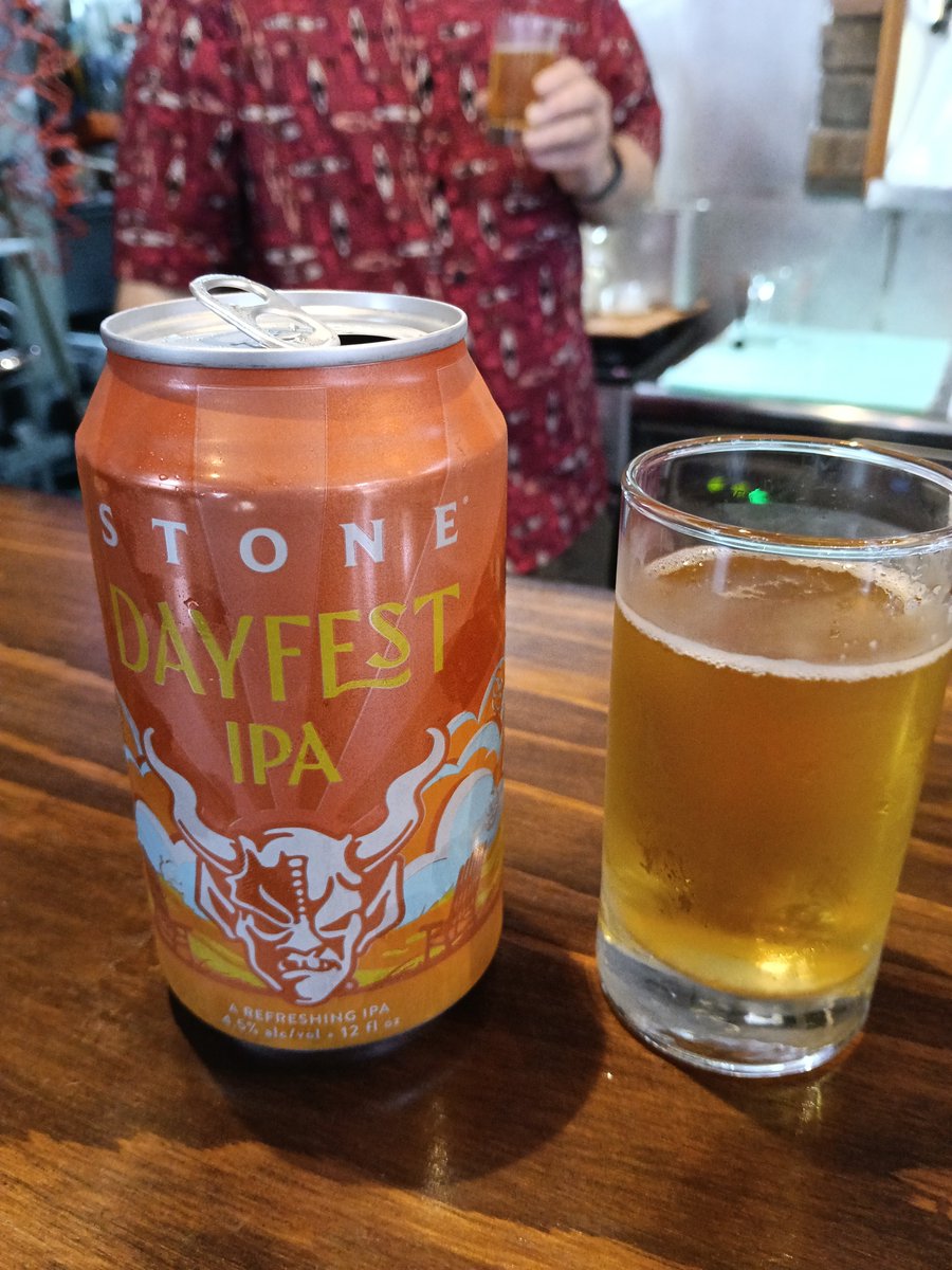 kanhit2's tweet photo. 本日のジョンさんのお裾分けビール✨
アメリカから直輸入のストーンのREFRESHING IPAとHazyDoubleIPA🍻
前者はセッションの様な軽さで後者はストーンっぽいポップマシマシのビール。
何方も美味。いつもありがとうございます🙇
#亀戸ビア https://t.co/yFwGD7l5IT