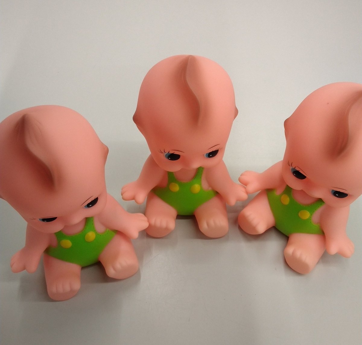off_toyosaka's tweet photo. 正面から見てももちろんカワイイのです！
ほっぺはこの角度が1番です(๑•̀ㅁ•́๑)✧
お腹押すとぴこぴこ鳴ります( ﾟдﾟ)
キューピーちゃん大量に来店されました(*´ω｀*)
＃オフハウス豊栄インター店
＃キューピーちゃん
＃かわいい https://t.co/aZYpNdSuAG