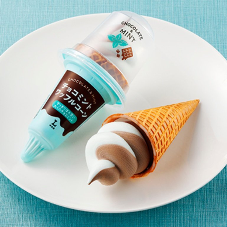 chocomintbanzai's tweet photo. ローソン
「チョコミント　ワッフルコーン」
7月7日(火)〜期間限定販売

清涼感のあるミントとほろ苦いチョコの2色のアイスが楽しめる
チョコミントワッフルコーン https://t.co/NRsmdC3dtN