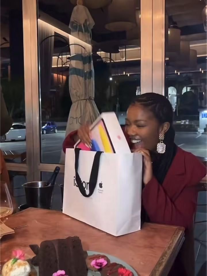 cynthia_ku74650's tweet photo. Liema fans gifted her ipad, watch, glasses, shoes, clothes, bags, money and etc 🥳🥳🥰🥰well done lilies. 
More is coming. #Liemapantsi https://t.co/UeYnGQcdIl
