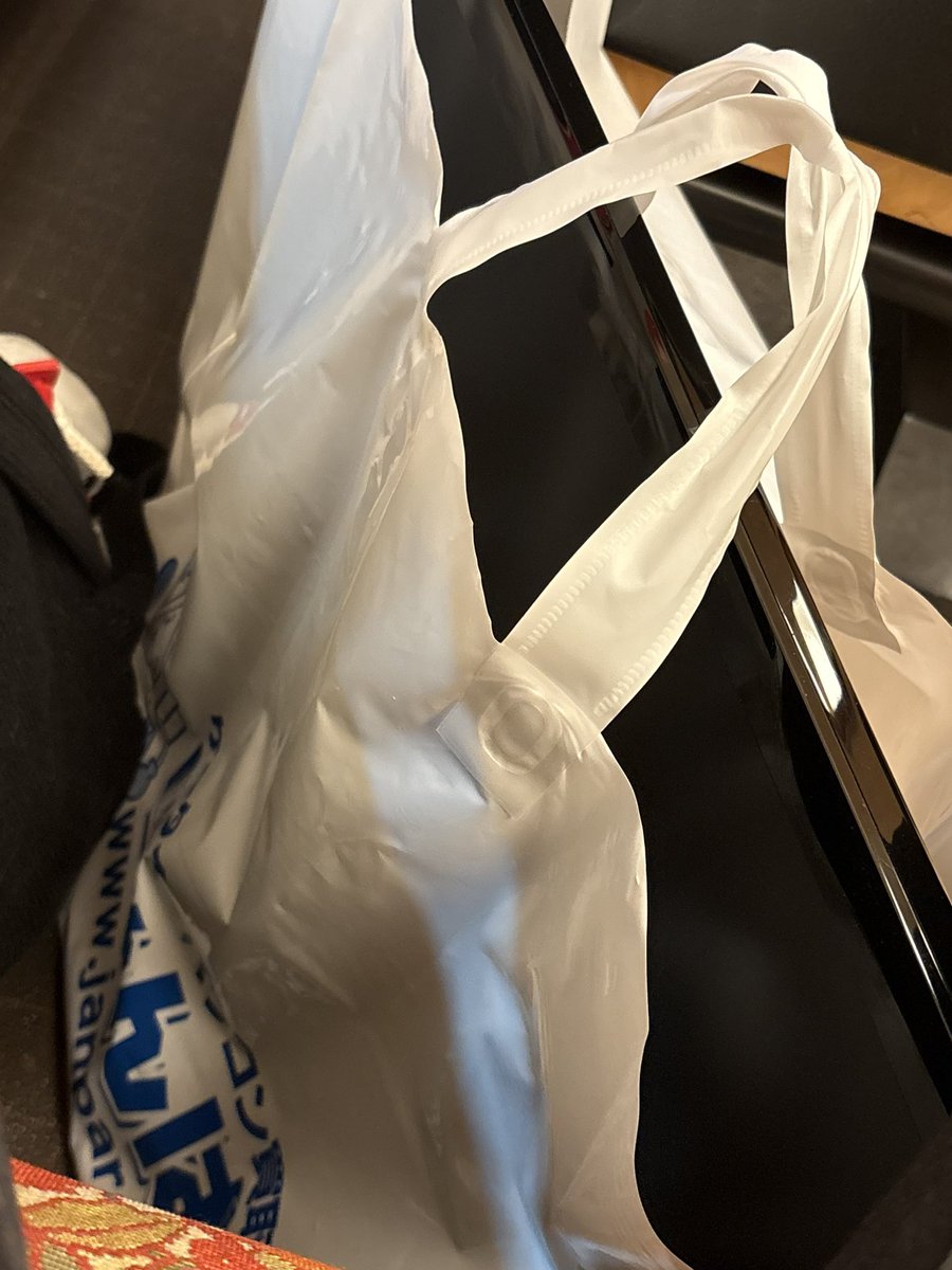 AobaChans's tweet photo. 県外で980円のモニター買った
あと500円のコントローラー https://t.co/XoA21vwX0i