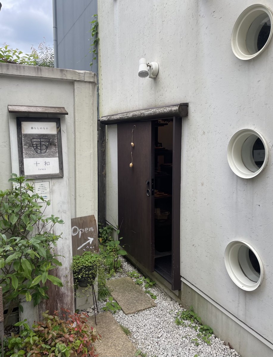 shoptowa's tweet photo. あじさいの季節が過ぎ
江ノ電も少し空いている今
のんびり鎌倉さんぽへぜひ

由比ヶ浜海岸には海の家が並び
梅雨の晴れ間、夏色の風景が迎えてくれます♪

十和は江ノ電長谷駅から1分
海岸まで歩いて3分程の静かな裏路地の奥
器と暮らしの道具をゆっくりご覧頂けます

どうぞお立ち寄りください https://t.co/N1HLFdMa4j