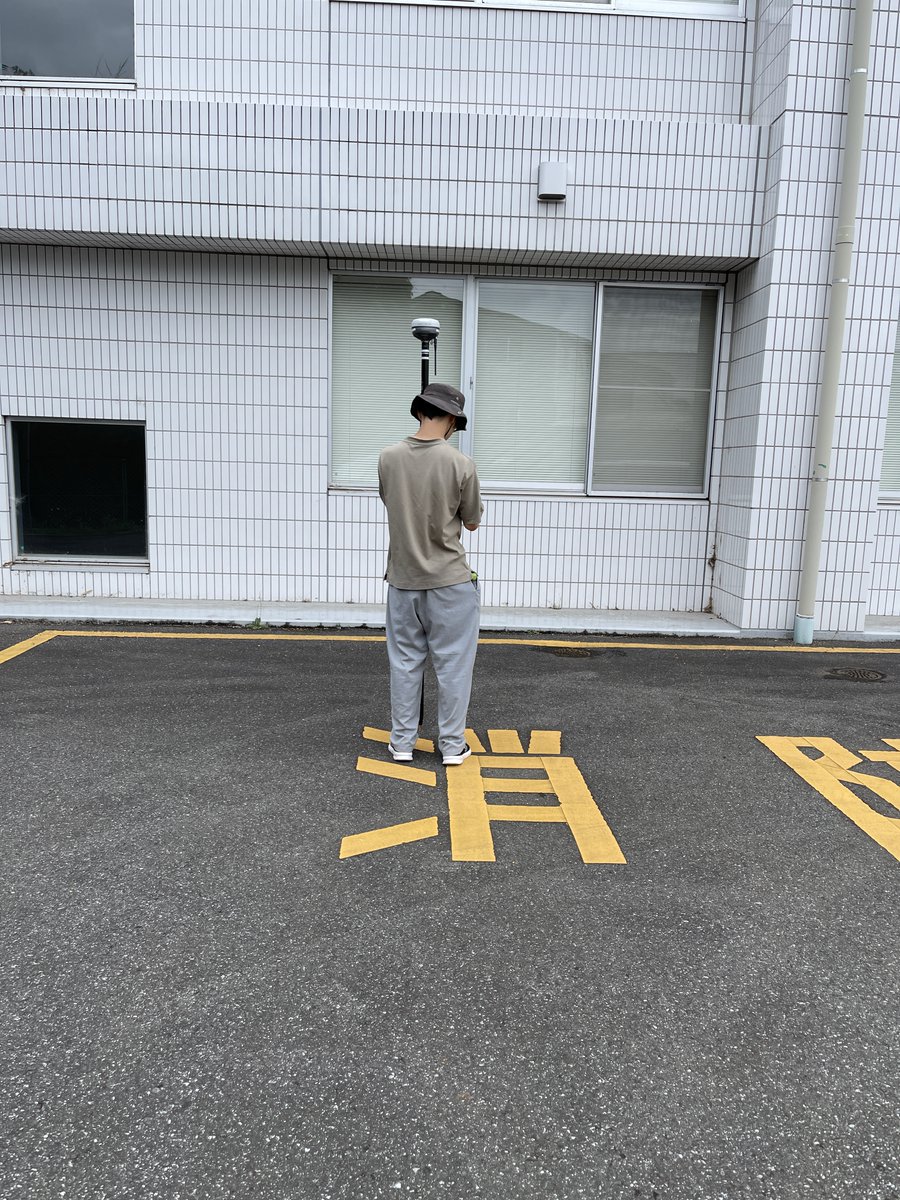 TdrDrone's tweet photo. 大学の講義で、測位結果を地図に表す実習の一テーマとして、大学敷地内の駐車場にある「消防活動用空域」の文字を選び、学生に実践してもらいました。
結構な高さのある建物の近くですが、FIXしてました(RS3をBase、RS4ProをRoverとして使いました)。
#RS4Pro
#RS3
#LoRa通信
#EmlidFlow https://t.co/YnOmKpyjAe