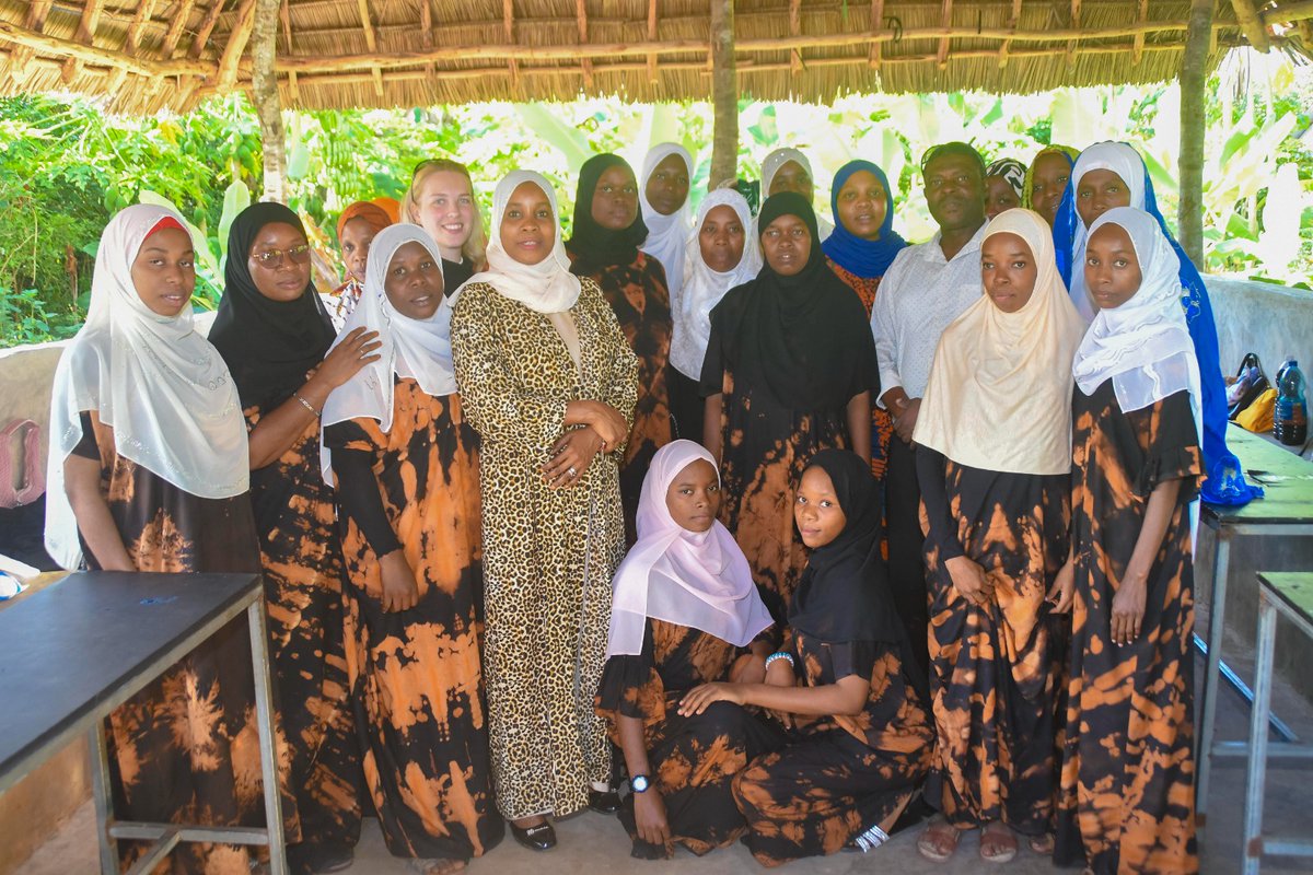 TAMWA_Zanzibar's tweet photo. Pongezi kwa wahitimu 20 kutoka vikundi 7 vya Kijaluba iSAVE vya Unguja kwa kuhitimu mafunzo ya utengenezaji wa batiki na ushonaji, hii ni hatua muhimu kuelekea uwezeshaji wa kiuchumi na fursa mpya za maisha kwa watu wenye ulemavu.

Tunawatakia kila la heri katika safari yao mpya ya mafanikio. ✨