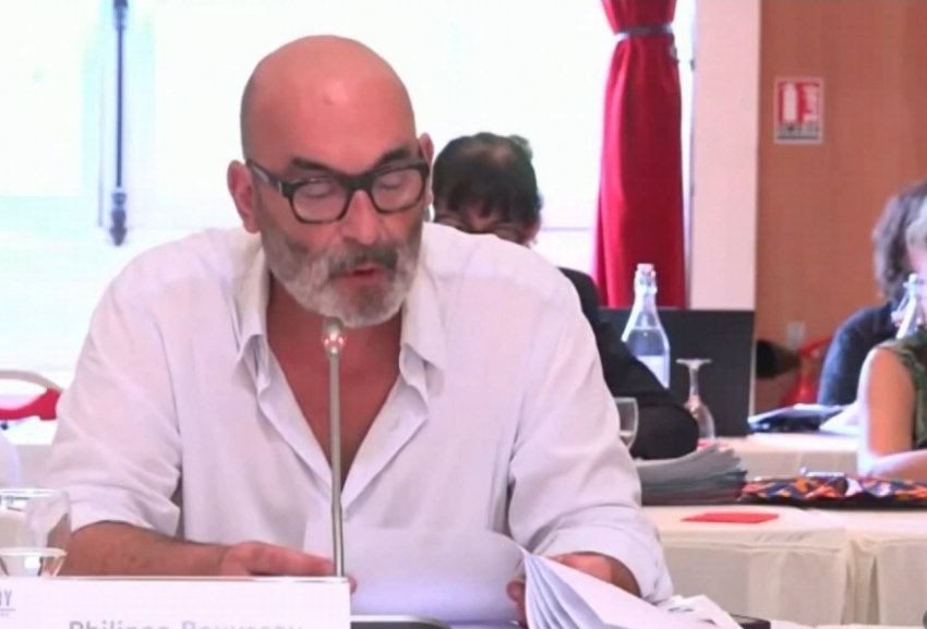 mrvicfer's tweet photo. Compte rendu du conseil municipal d'Ivry-sur-Seine du 2 juillet.

Philippe Bouyssou avait préparé une séance soigneusement orchestrée.

La séance s'ouvre avec une prise de parole des représentants de la CGT des agents territoriaux de la ville, avec drapeaux et tout le cérémonial, pour condamner Kevin Nader avant même que le conseil commence. 

Petit problème : les syndicats n'ont pas le droit de prendre la parole en séance de conseil municipal sur des sujets politiques. C'est une violation flagrante de la Charte d'Amiens qui établit la séparation entre l'action syndicale et l'action politique.

Ensuite Bouyssou a mis aux voix un blâme contre Kevin Nader. Le motif officiel : avoir "stigmatisé des femmes" et prétendu faire de la laïcité alors qu'il voulait, selon le maire, désigner des femmes voilées à la vindicte.

Rappelons ce que Kevin Nader a réellement fait. Il a déposé un amendement pour interdire les signes religieux ostensibles dans les fonctions de représentation municipale, conformément à une jurisprudence du tribunal administratif de Dijon de mars 2026. Il a sorti un crucifix pour démontrer le double standard du maire.

Kevin Nader a répondu au blâme avec une question simple : "Si je récidive, qu'est-ce que vous allez faire ? M'envoyer au goulag ?"
Il a également noté que la CGT présente dans la salle avait trente-cinq ans de retard et semblait nostalgique d'un régime qui n'existe plus.

La réponse est dans la question.

Un maire communiste fait voter un blâme contre un élu qui a demandé l'application de la laïcité. Des syndicalistes prennent la parole en séance de conseil municipal contre un élu d'opposition. 

La mairie a utilisé ses canaux officiels pour organiser la mobilisation contre lui. L'argent des contribuables d'Ivry finance le prêt de matériel au PCF pour la Fête de l'Huma.
Le problème n'est pas Kevin Nader. 

Le problème est un système politique local verrouillé depuis 110 ans qui n'a jamais eu à rendre de comptes, qui confond la mairie avec son QG de parti, et qui découvre avec une stupéfaction sincère qu'il existe des élus qui ne plient pas sous la pression.

Bouyssou a dépassé ses prérogatives en émettant un blâme sur la base d'accusations politiques sans fondement légal. Ce blâme est probablement attaquable devant le tribunal administratif.

Kevin Nader a eu raison de rester. Et raison de revenir.