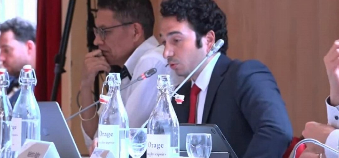 mrvicfer's tweet photo. Compte rendu du conseil municipal d'Ivry-sur-Seine du 2 juillet.

Philippe Bouyssou avait préparé une séance soigneusement orchestrée.

La séance s'ouvre avec une prise de parole des représentants de la CGT des agents territoriaux de la ville, avec drapeaux et tout le cérémonial, pour condamner Kevin Nader avant même que le conseil commence. 

Petit problème : les syndicats n'ont pas le droit de prendre la parole en séance de conseil municipal sur des sujets politiques. C'est une violation flagrante de la Charte d'Amiens qui établit la séparation entre l'action syndicale et l'action politique.

Ensuite Bouyssou a mis aux voix un blâme contre Kevin Nader. Le motif officiel : avoir "stigmatisé des femmes" et prétendu faire de la laïcité alors qu'il voulait, selon le maire, désigner des femmes voilées à la vindicte.

Rappelons ce que Kevin Nader a réellement fait. Il a déposé un amendement pour interdire les signes religieux ostensibles dans les fonctions de représentation municipale, conformément à une jurisprudence du tribunal administratif de Dijon de mars 2026. Il a sorti un crucifix pour démontrer le double standard du maire.

Kevin Nader a répondu au blâme avec une question simple : "Si je récidive, qu'est-ce que vous allez faire ? M'envoyer au goulag ?"
Il a également noté que la CGT présente dans la salle avait trente-cinq ans de retard et semblait nostalgique d'un régime qui n'existe plus.

La réponse est dans la question.

Un maire communiste fait voter un blâme contre un élu qui a demandé l'application de la laïcité. Des syndicalistes prennent la parole en séance de conseil municipal contre un élu d'opposition. 

La mairie a utilisé ses canaux officiels pour organiser la mobilisation contre lui. L'argent des contribuables d'Ivry finance le prêt de matériel au PCF pour la Fête de l'Huma.
Le problème n'est pas Kevin Nader. 

Le problème est un système politique local verrouillé depuis 110 ans qui n'a jamais eu à rendre de comptes, qui confond la mairie avec son QG de parti, et qui découvre avec une stupéfaction sincère qu'il existe des élus qui ne plient pas sous la pression.

Bouyssou a dépassé ses prérogatives en émettant un blâme sur la base d'accusations politiques sans fondement légal. Ce blâme est probablement attaquable devant le tribunal administratif.

Kevin Nader a eu raison de rester. Et raison de revenir.