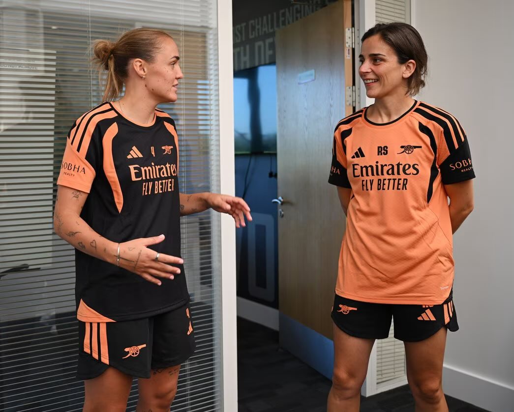 lwtsmonster's tweet photo. just gotta love pur manager walking round the training grounds in a full training kit 😭🙂‍↕️🙂‍↕️ https://t.co/cppdtzCD8g
