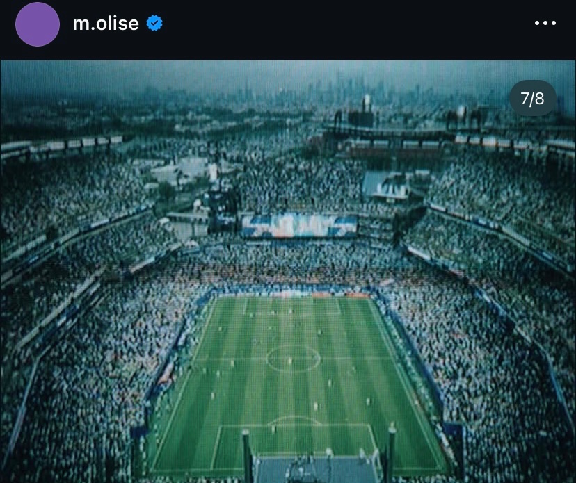 sporsAlll's tweet photo. 👀 Michael Olise'nin 90'lar televizyon ekranlarında çekilmiş tarzda Instagram paylaşımları: https://t.co/KkHEtLeSB4