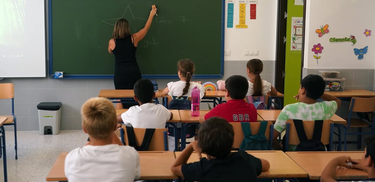 electodatos's tweet photo. 🤝Pacto💧PP - 🥦VOX en Andalucía - 📚Educación:

➡️💶Gratuidad de 0-3 años.
➡️Fin del Programa de Lengua Árabe y Cultura 🇲🇦 Marroquí.
➡️❄️Climatización de los centros.
➡️Defensa del producto andaluz/español en los comedores.
➡️📝PAU única.
➡️Refuerzo para alumnos con necesidades específicas.