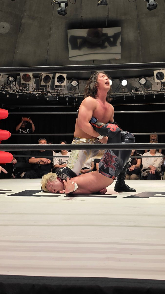 sanaes37's tweet photo. 第二試合は
ジュンジェ選手 VS JDLee選手
なんで２人はこうなってしまったんだろう…
熱い熱いいい試合だった。
試合中、JDLee選手は、韓国語で何か言ってた。
よく聞こえなかったけど、彼の思いが英語ではなく、韓国語で飛び出してしまったんだろうね。
#ジュンジェ 選手
#JDLee 選手
#GLEAT https://t.co/nckQov9Yeb