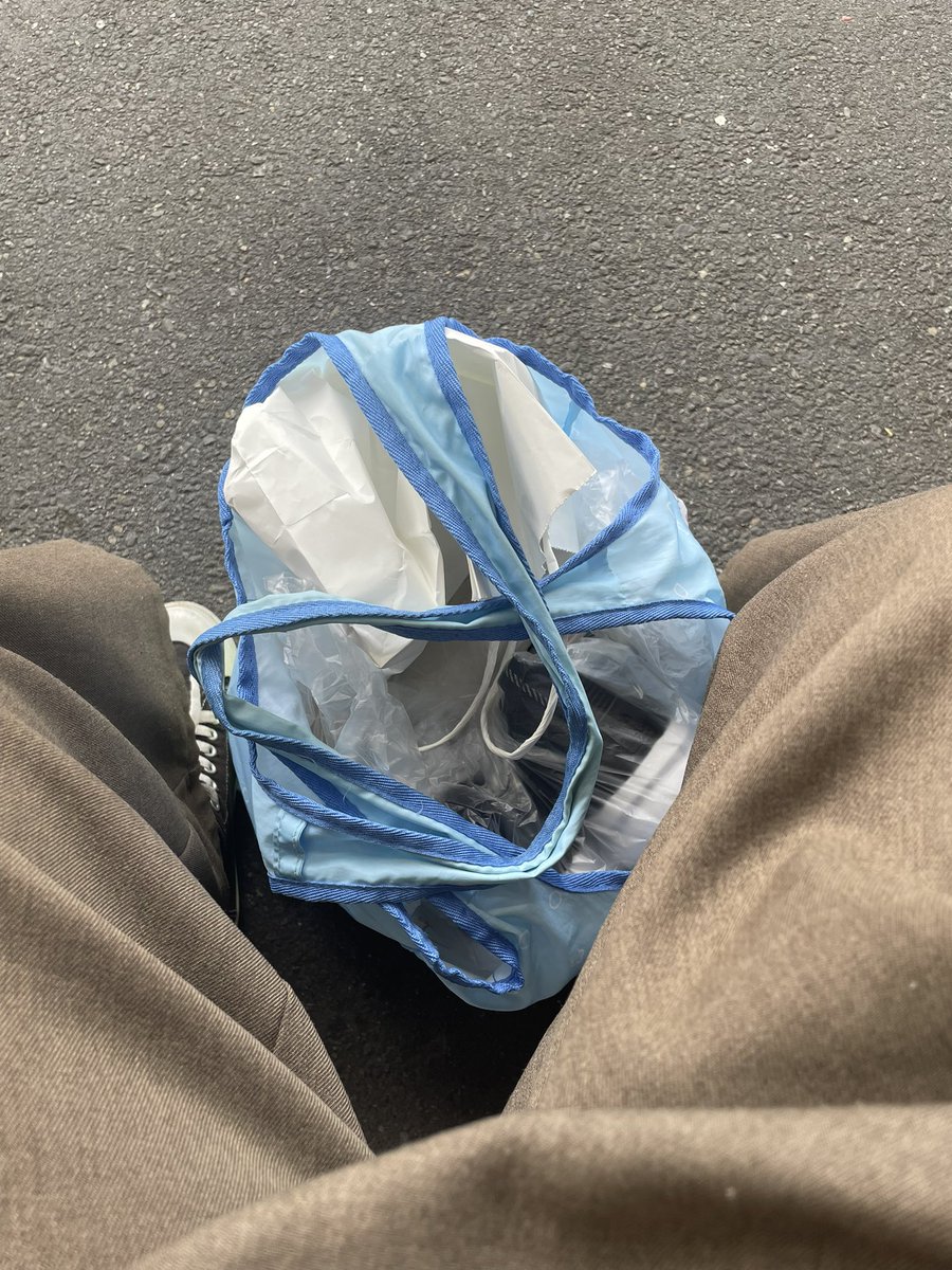 mek8yi's tweet photo. 諸事情で大阪行ってきました〜〜〜〜〜〜〜☺️
エコバぱんぱん https://t.co/TfDdCIrOLF