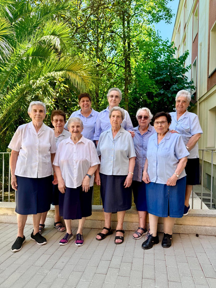 ColeMarillac's tweet photo. Profesores, equipo directivo, Hermanas de la comunidad, personal de administración y secretaría, mantenimiento, limpieza, orientación, catequistas… Cada uno, desde su tarea, os deseamos un  feliz verano.
#colegiosHHCC #EducaciónVicenciana https://t.co/UxH5FV7tYw