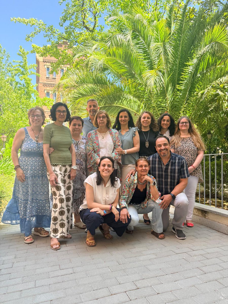 ColeMarillac's tweet photo. Profesores, equipo directivo, Hermanas de la comunidad, personal de administración y secretaría, mantenimiento, limpieza, orientación, catequistas… Cada uno, desde su tarea, os deseamos un  feliz verano.
#colegiosHHCC #EducaciónVicenciana https://t.co/UxH5FV7tYw