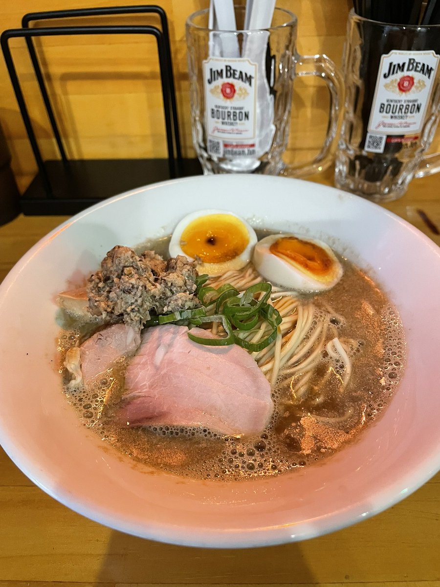 moana_nui's tweet photo. 煮干しそば平八🆕新店舗に初訪💨
太刀魚一刀斬りそば🍜鮮魚出汁を引かせたら言わずもがなの💯に加えて🍄ペーストがコレまたいい仕事しやがるぜ🤙旧店舗前とは打って変わって通る人々の量と層wが桁違い笑そして、たまに聞こえる「おー！ここココ‼️◯◯が言ってた店！」「いい匂い〜」新規さん⤴️な予感😃 https://t.co/hXOmsaoQN8