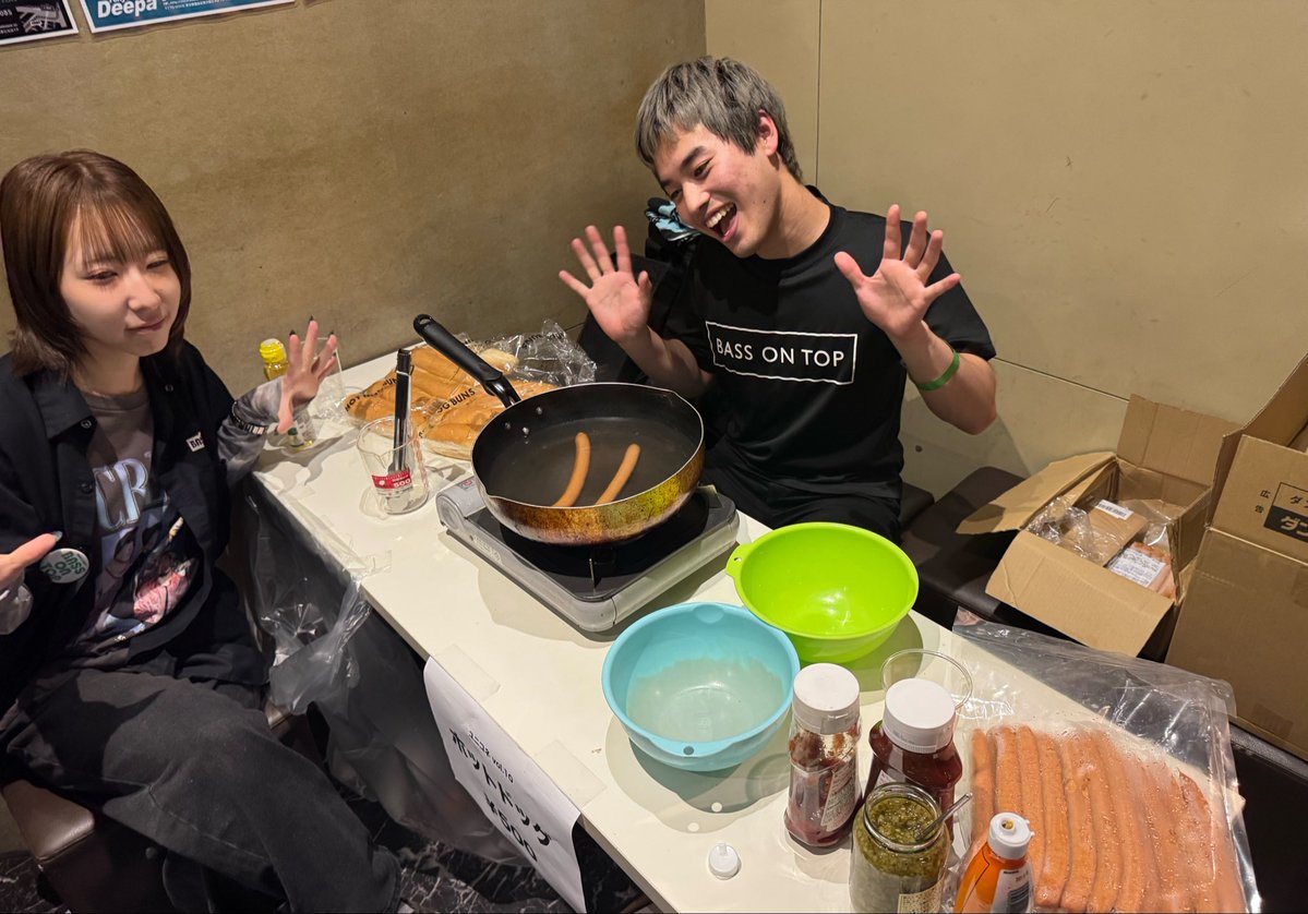 bassontop_EX's tweet photo. 昨日は「ユニコネ vol.10」にお邪魔してきました！
皆さんのパフォーマンス、そしてフロアの熱気に終始圧倒されました🔥

素敵な時間をありがとうございました！(ホットドッグも美味しかったです🌭

#ユニコネ #BASSONTOP #ライブ #ライブハウス https://t.co/WaUf46N53c
