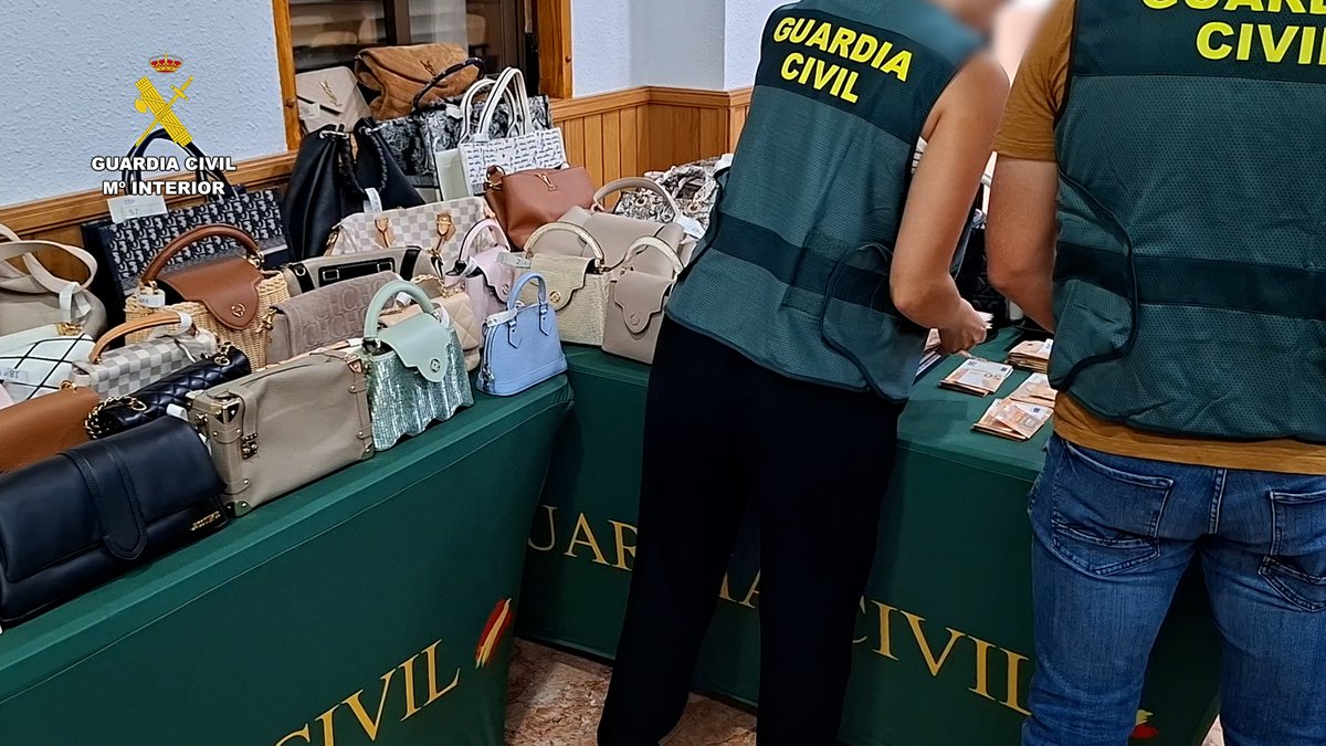 guardiacivil's tweet photo. #OperacionesGC | Detenida una familia por estafar más de un millón de euros

📍 Silla y El Perellonet (#Valencia).

👮🏻‍♂️ Agentes del Equipo de Delitos Económicos de la Unidad Orgánica de la Comandancia de Valencia desarticulan un grupo criminal por estafar a, por lo menos, 81 víctimas ofreciendo falsos servicios de inversión.

🔍 Estructura tipo "#Ponzi". Captaban fondos mediante abusos de confianza y una web falsa, abonando aparentes beneficios financieros con el dinero aportado por los nuevos clientes.

⚖️ 4 personas detenidas y 4 investigadas a las que se atribuyen 84 delitos. 
Bloqueados e intervenidos 11 vehículos, 9 inmuebles, material informático, cuentas bancarias y dinero en efectivo. Diligencias entregadas a la autoridad judicial.

🔗https://t.co/v2DPeRwdjF