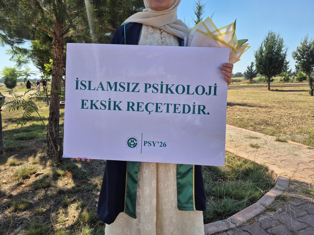 DailyTurkst's tweet photo. Psikoloji bölümünden mezun olan bir öğrencinin pankartı: https://t.co/S7IqEP3qZk