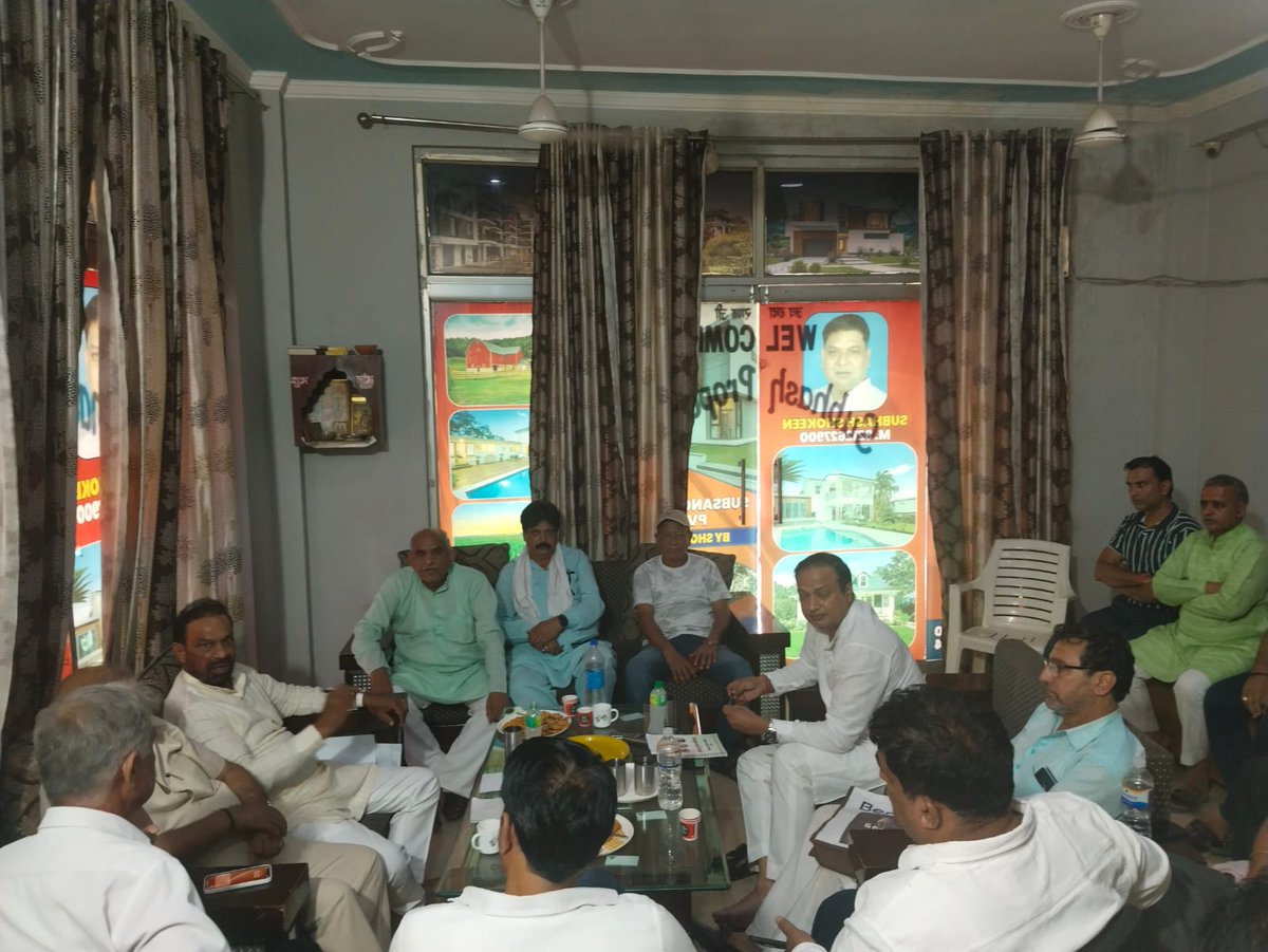 SurenderK_INC's tweet photo. हमारे @INCDelhi अध्यक्ष भाई @devendrayadvinc जी के आदेशानुसार आज उत्तर पश्चिमी लोकसभा प्रभारी के रूप में भाई राजेश यादव जिलाध्यक्ष के साथ मटियाला से कांग्रेस प्रत्याशी भाई रघुवेंद्र शौकीन जी अध्यक्षता में मटियाला विधानसभा की मीटिंग में सम्मिलित हुआ व संगठन विस्तार के बारे में सभी को निर्देश दिये । मेरे साथ इस‌ मीटिंग में पूर्व जिलाध्यक्ष भाई धर्मपाल चंदेला जी, भाई सतबीर शर्म जी और भाई‌ डी के भारद्वाज जी भी मौजूद रहे ।।