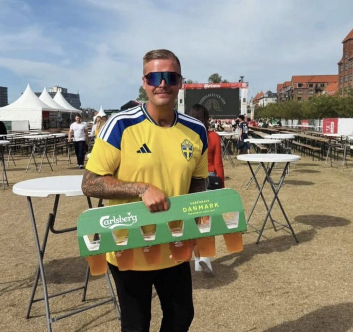 visegrad24's tweet photo. BREAKING:

The man suspected of stomping the Swedish football fan and off-duty police officer Christian Zedig to death at a World Cup fan zone in Copenhagen during the Norway - Ivory Coast game has turned himself in to the Danish police.

🇸🇪🇩🇰🇳🇴🇨🇮 https://t.co/0dT5PBfS9n
