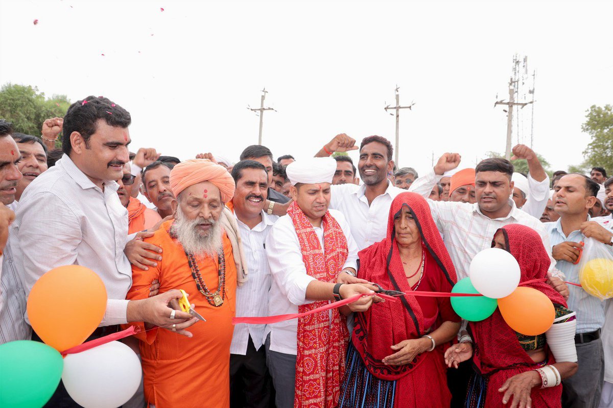 pravinmalibjp's tweet photo. ડીસા તાલુકાના રમુણ ગામે સ્વ લાલાજી પુનમાજી મેઘાજી રાતડાના સ્મરણાર્થે બનાવવામાં આવેલા મુખ્ય પ્રવેશદ્વારના શુભારંભ પ્રસંગે ગામના સરપંચશ્રી અને ગ્રામજનો સાથે ઉપસ્થિત રહેવાનો અવસર પ્રાપ્ત થયો.

કાર્યક્રમને સફળ બનાવનાર તમામ આગેવાનો, દાતાશ્રીઓ અને ગ્રામજનોનો હાર્દિક આભાર માન્યો. 

આ તકે ગ્રામજનો સાથે વિકાસના વિવિધ આયામો પર સુખદ ચર્ચા વિચારણા કરી.