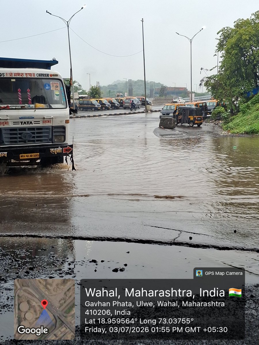 Satish_Kaphare's tweet photo. "गव्हाण फाटा येथे रस्त्यावर साचलेले पाणी आणि पडलेल्या खड्ड्यांमुळे दुचाकीस्वार व लहान वाहनधारकांचे हाल होत आहेत. विशेष म्हणजे येथे वाहतूक पोलीस चौकी असूनही सुरक्षेसाठी कोणतेही बॅरिकेडिंग नाही. @Navimumpolice @cidco #RoadSafety #TrafficIssues" https://t.co/1NTyu1LJCh