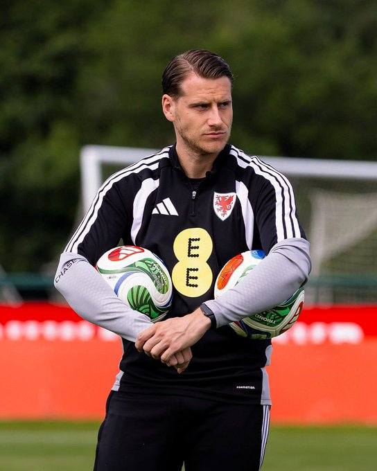BrugesPulse's tweet photo. Piet Cremers is de nieuwe hoofdcoach van #ClubNXT, dat afscheid neemt van Jonas De Roeck. De 31-jarige Nederlander was vroeger onder meer assistent van Kompany & Guardiola. Nu komt hij over van de nationale ploeg van Wales waar hij assistent-trainer was.
Welkom bij Club, Piet!✨ https://t.co/e3sunJ1OX5