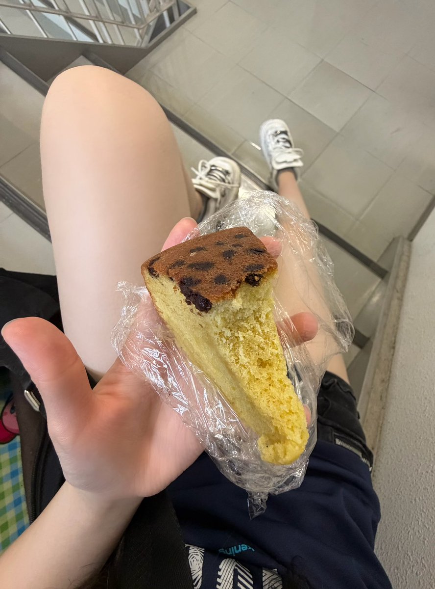 KL5be's tweet photo. そういや友達がお菓子作ってくれたんだ！美味しかったし、何より、周りにも友達いたんだけど他の子には秘密ねって私だけにくれたのがたまらなく嬉しかったんだ！特別扱いみたいでさ( ´艸`) https://t.co/h4W0RADdsO