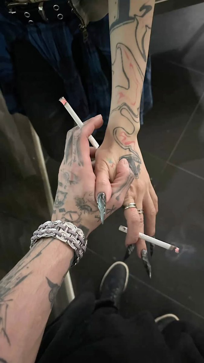 sweetaiko_gall's tweet photo. Oii, hoje vir aqui para comentar o quanto minha vida mudou, há um ano, decidir amar de verdade e cá está eu, construir uma bela família, que começou com crianças desamparadas e agora o primeiro direto de nossos genes está a caminho. Então, feliz um ano de relacionamento, amo-te! https://t.co/zsSjlJLPvr