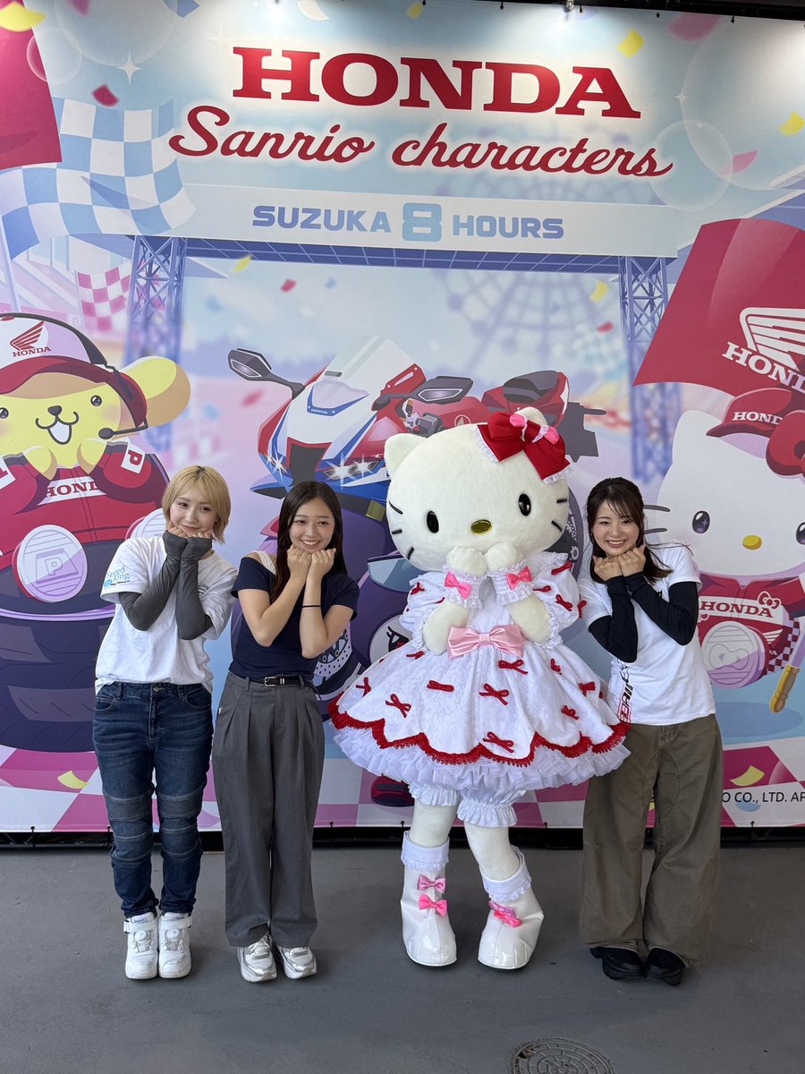 suzuka_event's tweet photo. Honda × Sanrio コラボ展示・体験 ＆ キャラクターグリーティング
「Honda RACING Gallery B1F」にて開催中！

【お知らせ】
7月3日(金)･4(土)のキャラクターグリーティング抽選券配布時間に、一部誤りがございました。お詫びして訂正いたします。

▼詳しくはこちら
https://t.co/kPIZ4traVk
#鈴鹿8耐